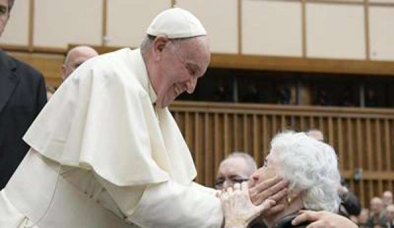 Scambio di doni con i giovani dell’Ac, Bergoglio: “Ascoltate e parlate con i nonni”