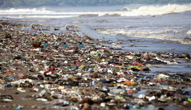 Scatta la lotta alla plastica nei mari