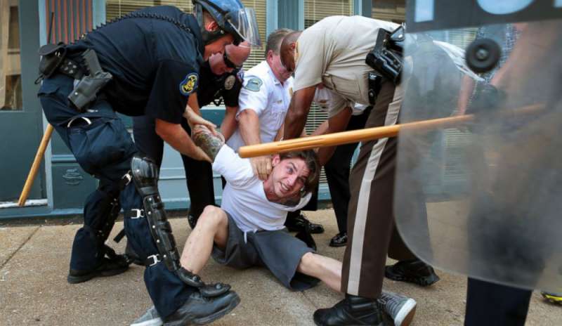 Ferguson, rabbia e manifestazioni: 400 arresti in tutti gli Usa