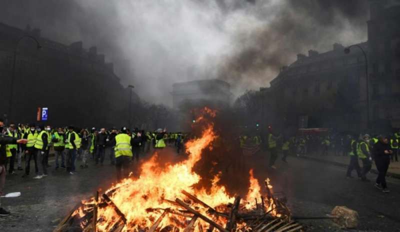 Scontri in strada, Parigi a ferro e fuoco