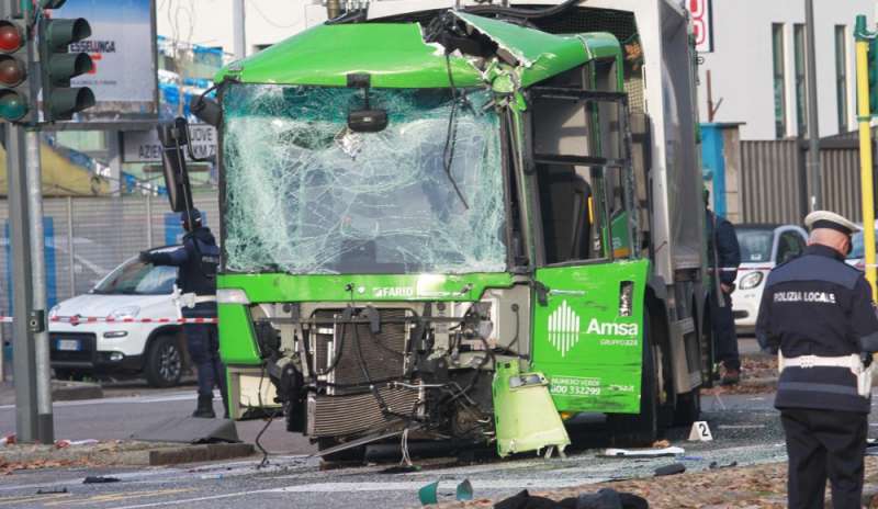 Scontro bus-camion rifiuti: morta la donna in coma