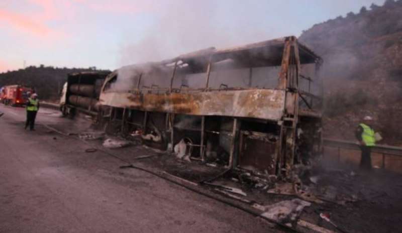 Scontro tra autobus e camion: 13 vittime