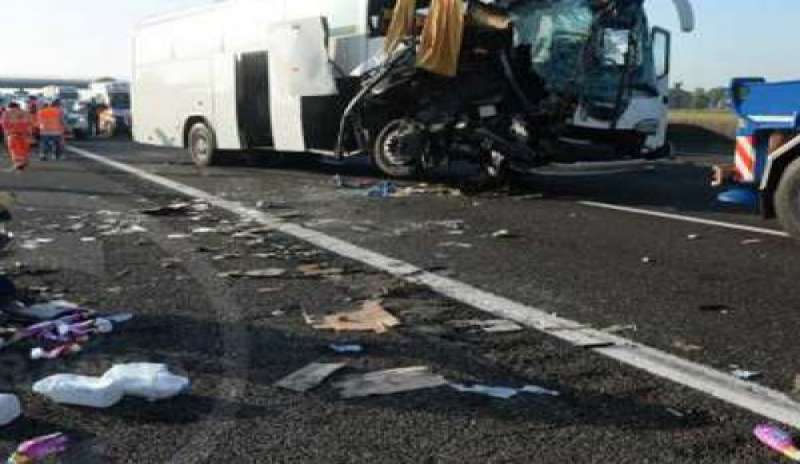 SCONTRO TRA PULLMAN E CAMION IN A14, IN 50 ALL’OSPEDALE
