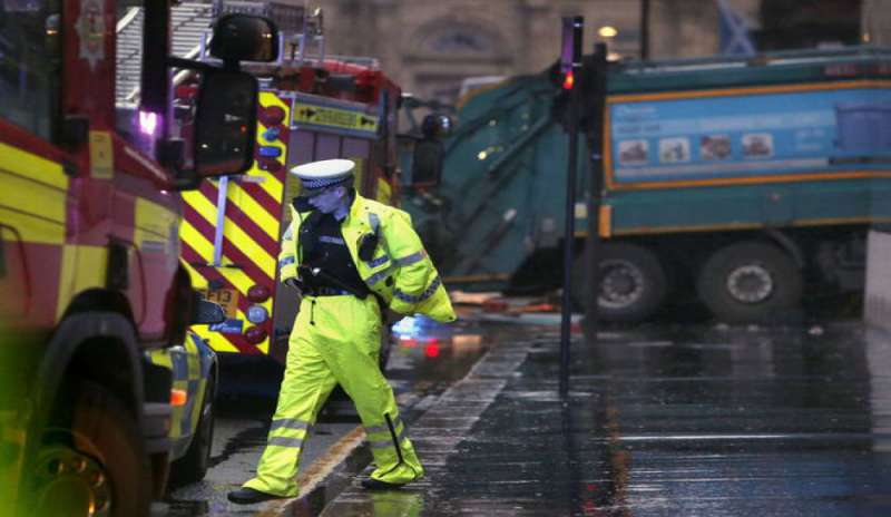 Scozia, tragedia a Glasgow: un camion dei rifiuti investe e uccide sei persone