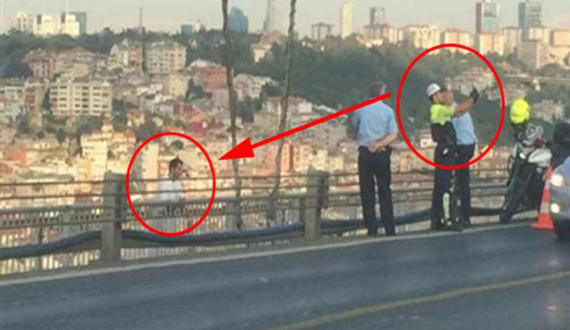 Selfie macabro, agente sorride mentre un ragazzo si getta da un ponte
