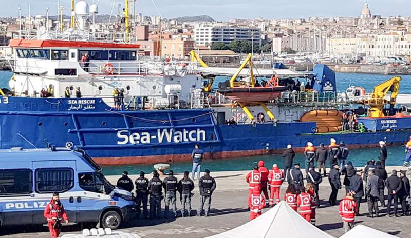 Sea Watch, sbarcati i 47 migranti