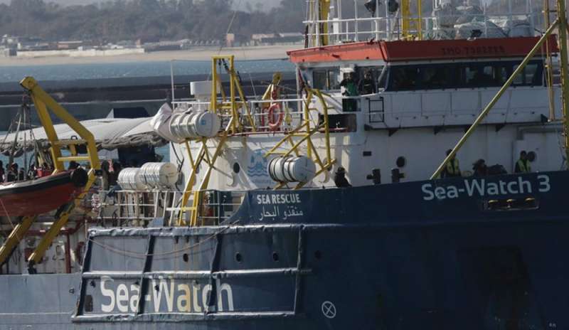 Sea Watch attracca a Lampedusa, comandante ai domiciliari