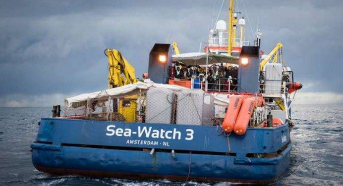 Sea Watch, l’ira di Salvini: “Barriere fisiche? Non le escludo”