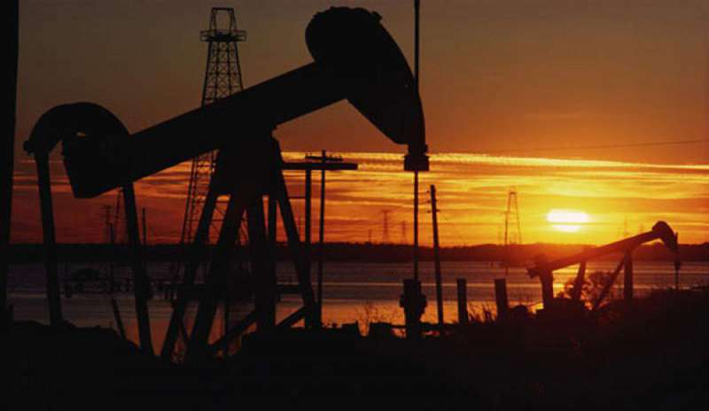 Servizi segreti russi: “Gli Usa dietro il crollo del petrolio”