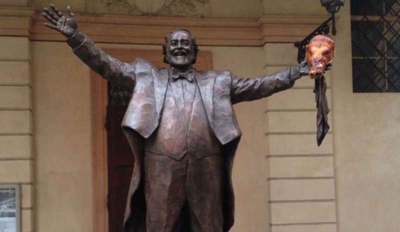 Sfregio alla memoria di Pavarotti: testa di maiale sulla statua