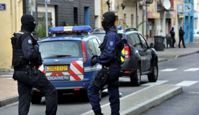 Sgozza il padre e il fratello in strada poi urla “Allah Akbar”: arrestato un uomo a Parigi