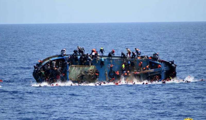 Si ribalta barcone con 50 migranti
