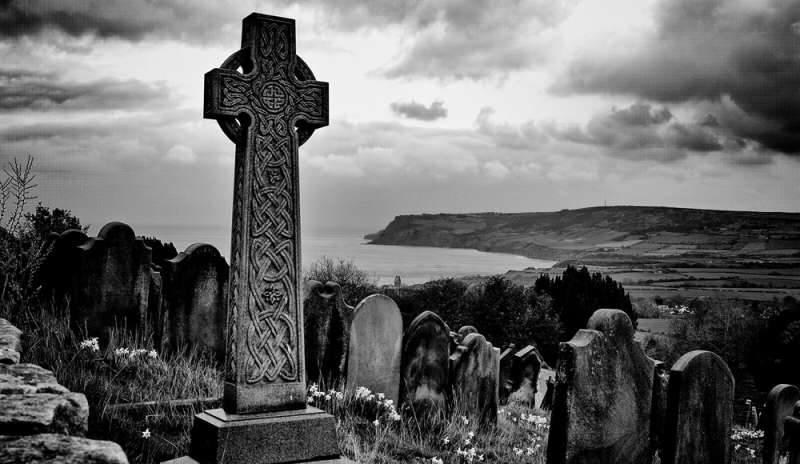 Simboli cristiani oscurati al cimitero: la polemica non si placa