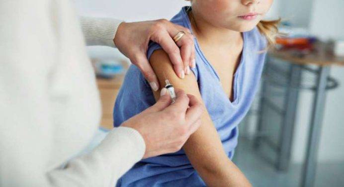 Sindacati: “Confusione e incertezza sui vaccini inaccettabile”