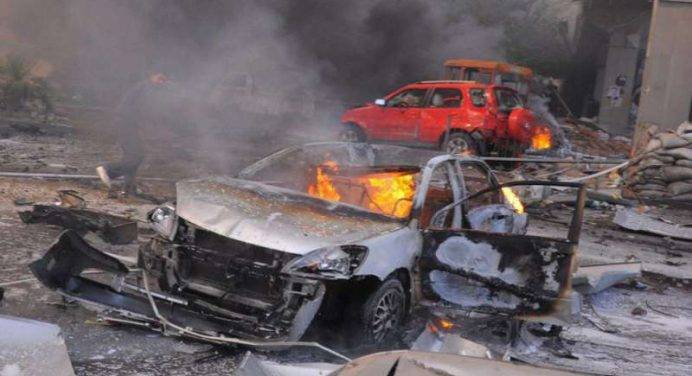 Siria: attentato kamikaze a Dayr Az-Zor, 19 morti