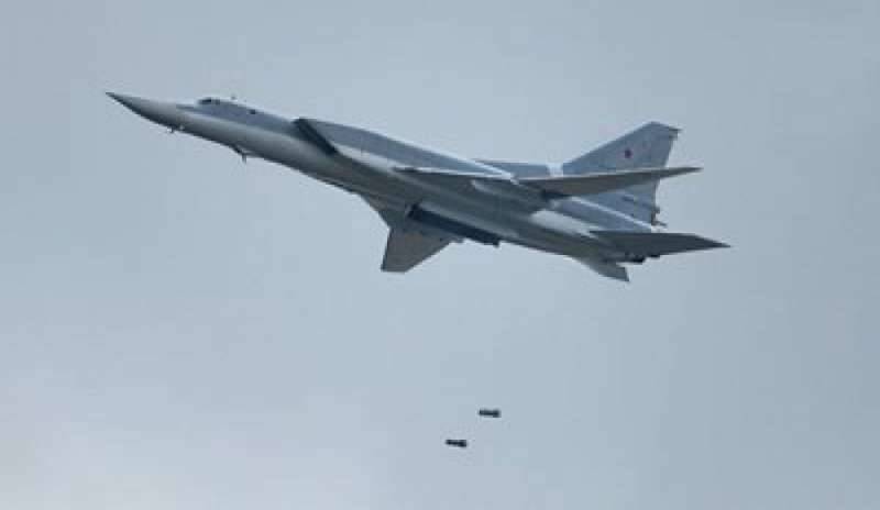 Siria, l’aviazione russa bombarda un convoglio Isis diretto a Deir el-Zor
