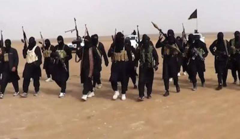 Siria, nuovo “dress code” dell’Isis a Raqqa: “Indossino tutti l’abito afghano”