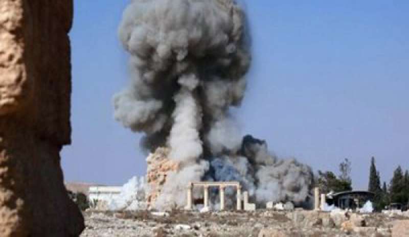 Siria, raid aereo colpisce una moschea: 42 morti. Gli Usa negano ogni responsabilità