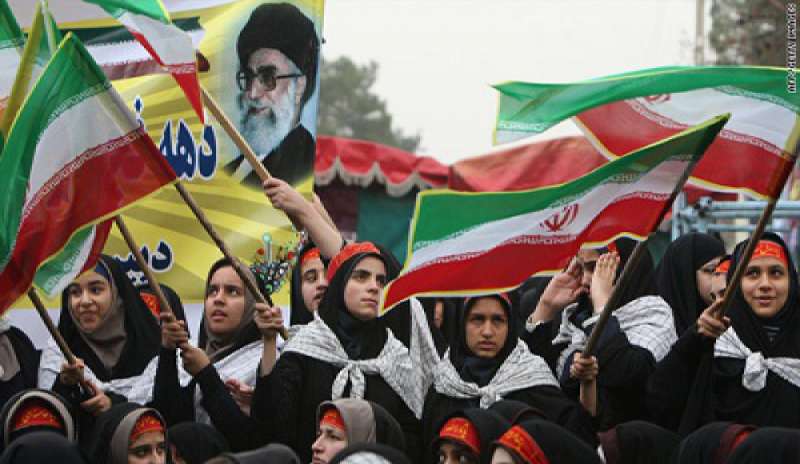 Slogan contro Usa e Israele nella celebrazione della Rivoluzione di Khomeini