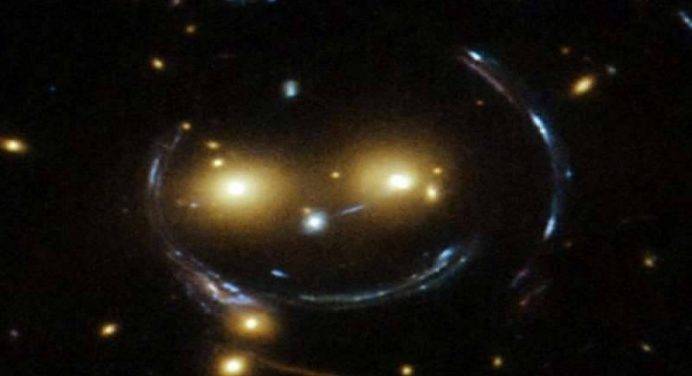 Smile cosmico: Hubble fotografa un “sorriso” tra galassie
