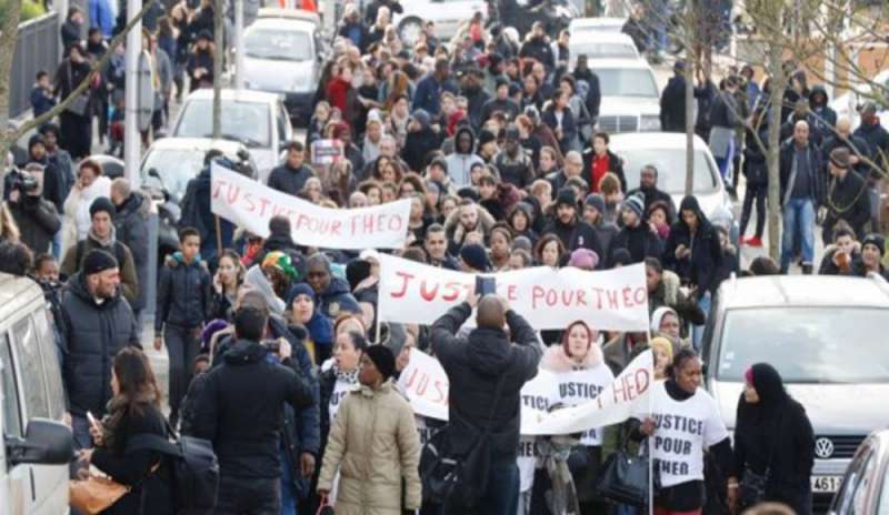 Sodomizzano con manganello un 22enne: proteste nelle banlieue di Parigi