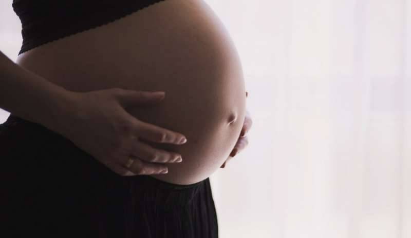 “Solo le donne partoriscono”: bufera in Gran Bretagna