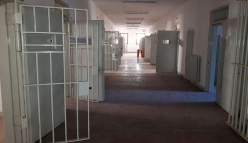 Sospesi quattro poliziotti penitenziari accusati di tortura