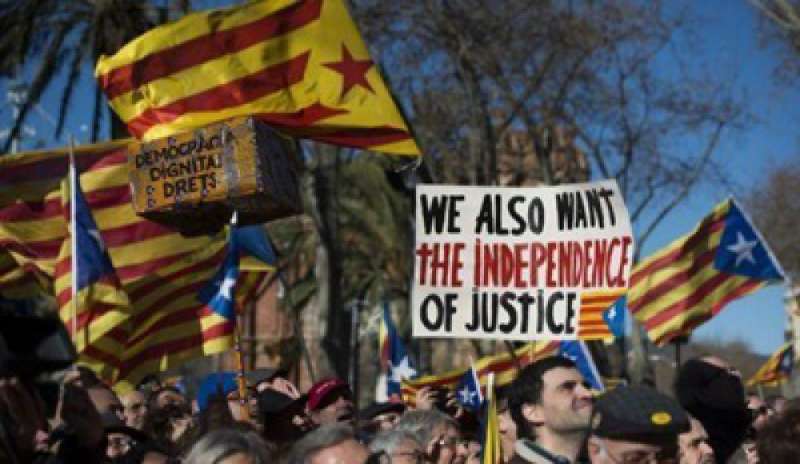 Spagna: indagati 700 sindaci pro referendum della Catalogna, rischiano l’arresto