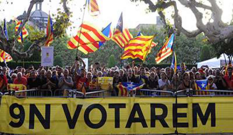 Spagna, la Corte Costituzionale vieta referendum su indipendenza Catalogna. Barcellona: “Andremo avanti”