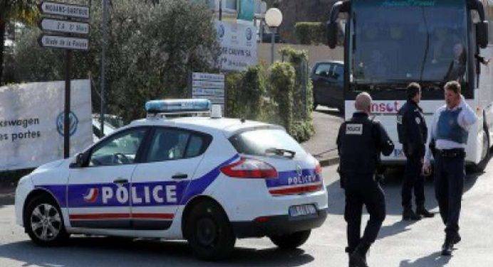 Sparatoria in un liceo in Francia, arrestato uno studente. Disinnescato ordigno all’interno della scuola