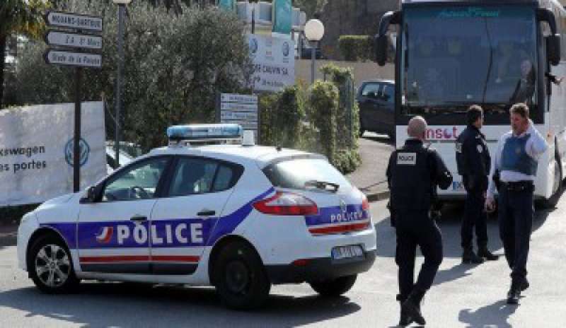 Sparatoria in un liceo in Francia, arrestato uno studente. Disinnescato ordigno all’interno della scuola