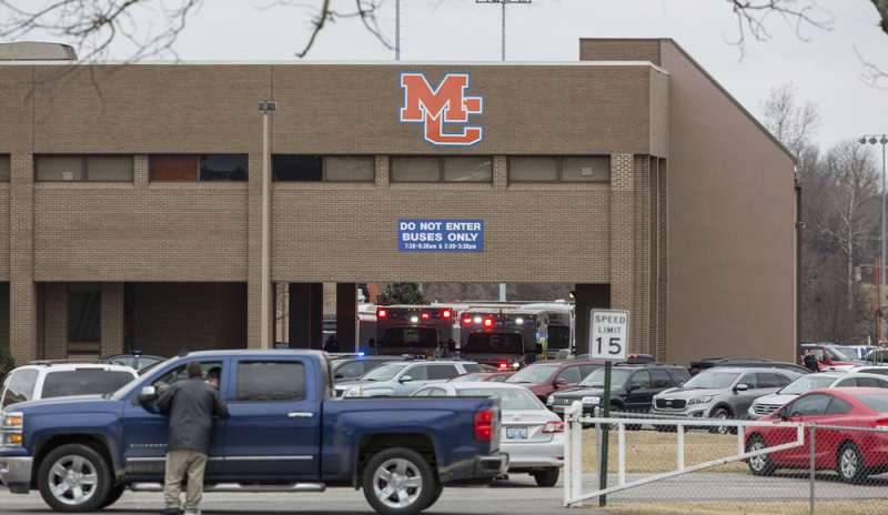 Sparatoria in una scuola superiore: 2 morti e 19 feriti