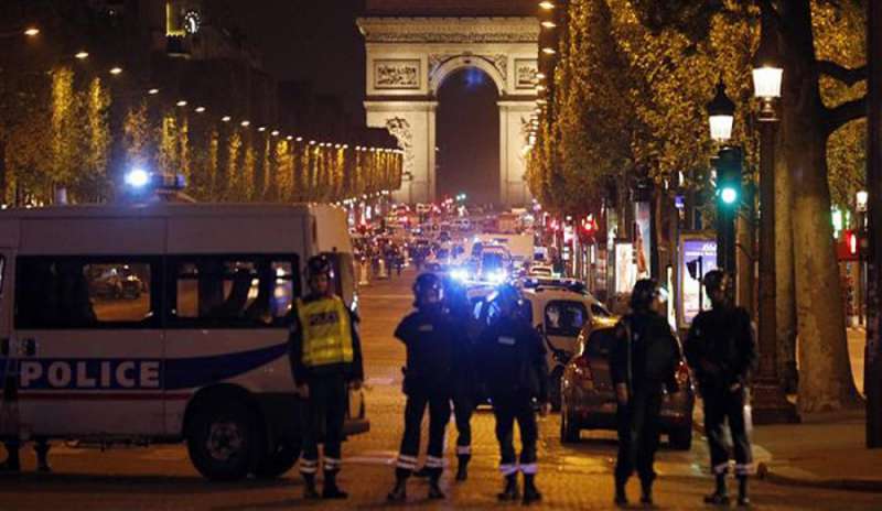 Parigi, l’Isis rivendica la sparatoria sugli Champs Elysees