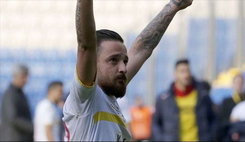 Spari contro il calciatore anti-Erdogan Deniz Naki