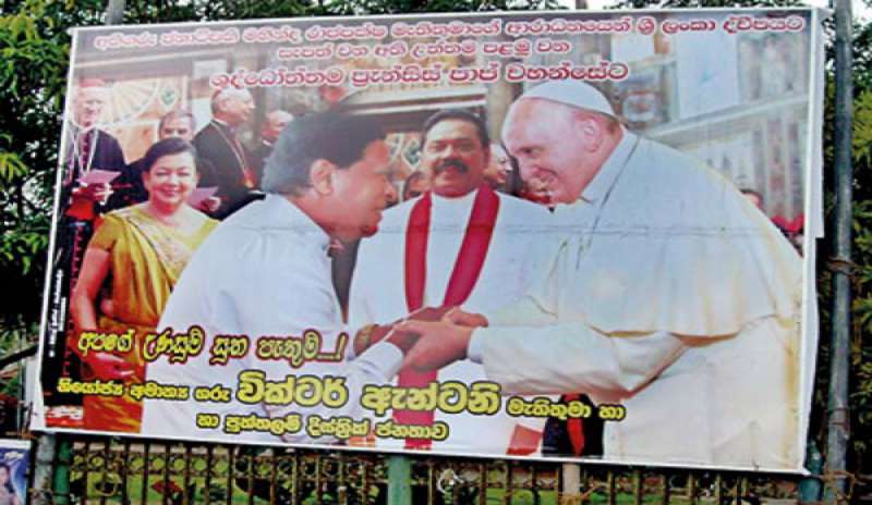 Sri Lanka: cattolici chiedono al governo di togliere i cartelloni del presidente con il Papa