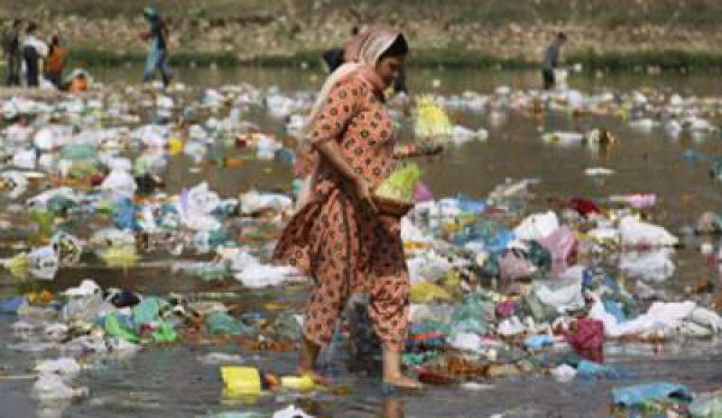 Stop ai rifiuti industriali e ai cadaveri nel Gange