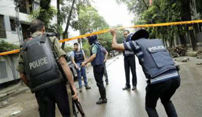 STRAGE DI DACCA: LA POLIZIA DEL BANGLADESH ARRESTA DUE DEI SOPRAVISSUTI