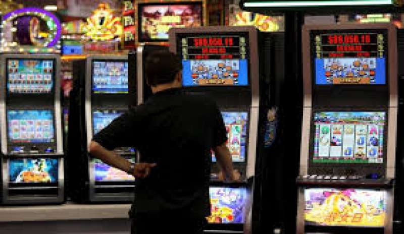 Stretta sul gioco d’azzardo: tagli alle slot machine e tasse più alte