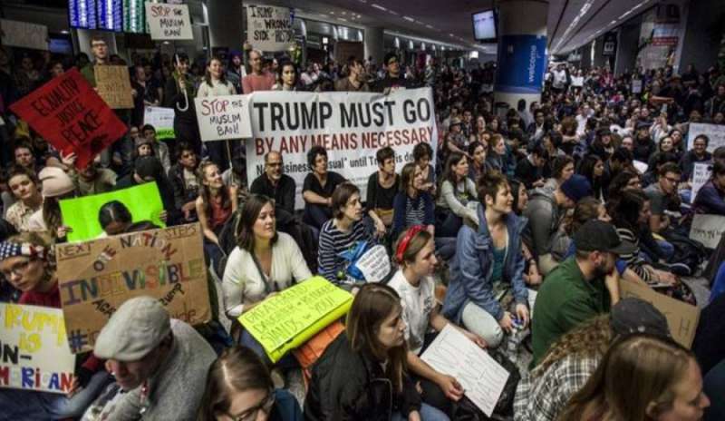 Stretta sull’immigrazione, esplode la protesta. Trump: “Necessari controlli rigidi”