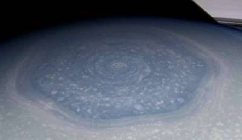 Su Saturno arriva la “bella stagione”: la tempesta esagonale al polo nord cambia colore