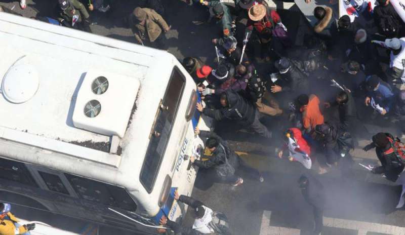 Sud Corea: confermato l’impeachment per Park, scontri i piazza, 2 morti