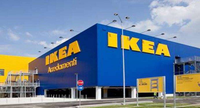 SVEZIA, AGGREDISCE A COLTELLATE I CLIENTI DELL’IKEA: 2 MORTI