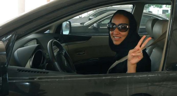 Svolta per le donne saudite: dal prossimo anno potranno guidare