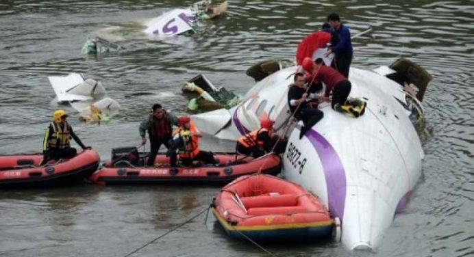 Maledizione nei cieli asiatici: a Taiwan precipita un aereo, 12 i morti