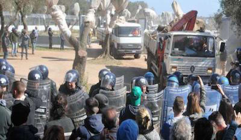 Tap: ripresi oggi all’alba i lavori di eradicazione degli ulivi, 200 manifestanti bloccano i camion