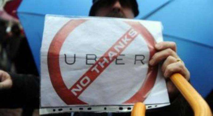 Tassisti in rivolta per le strade di Parigi, la Francia vieta Uber dal 2015