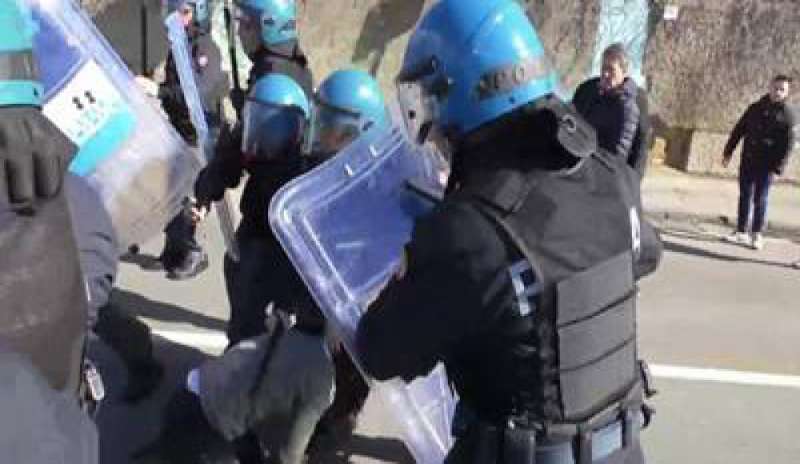 Tensione a Napoli: scontri tra polizia e manifestanti a Città della Scienza