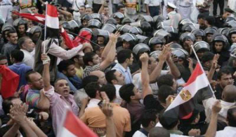 Tensione al Cairo dopo l’assoluzione di Mubarak: oltre 100 arresti
