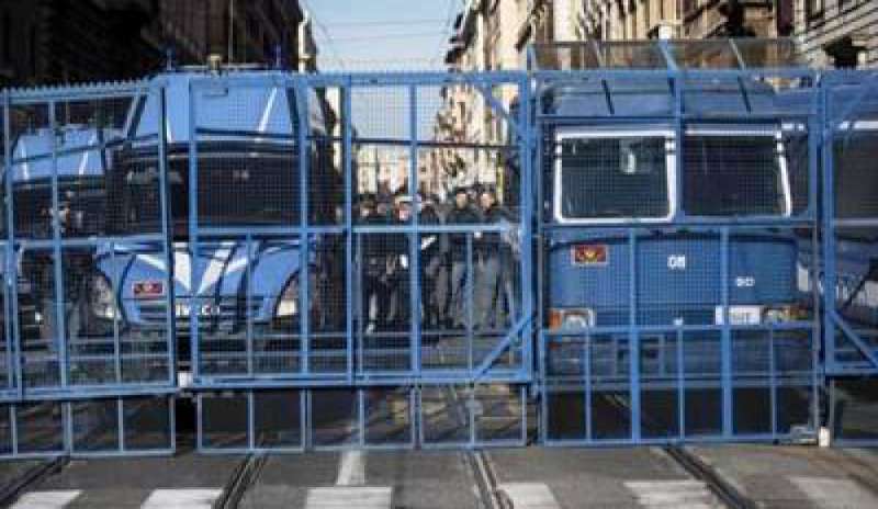 Tensioni nella notte a Roma: fermati 1.500 antagonisti e black bloc
