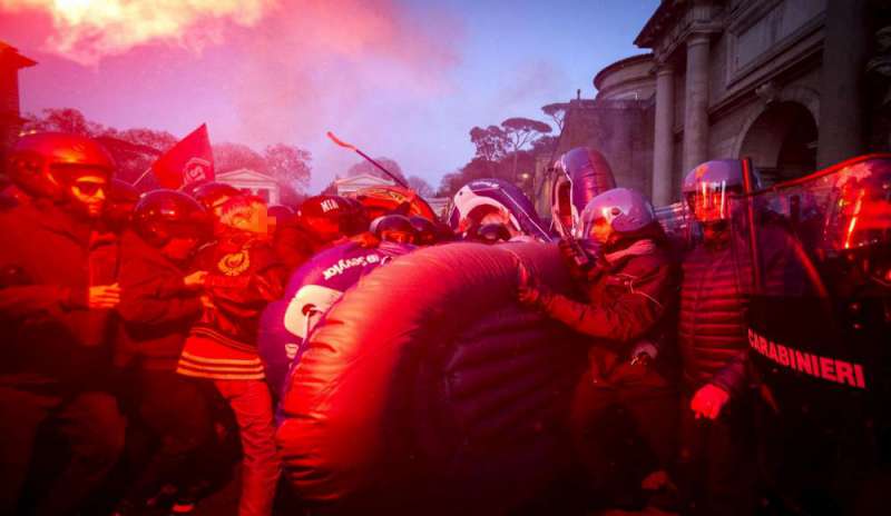 Tensioni a Roma, antagonisti in piazza contro la Lega. Occupata una chiesa